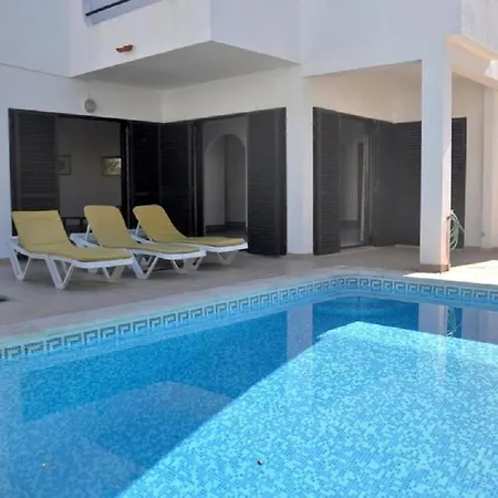 Cmfortable Semi-detached Private Pool *
